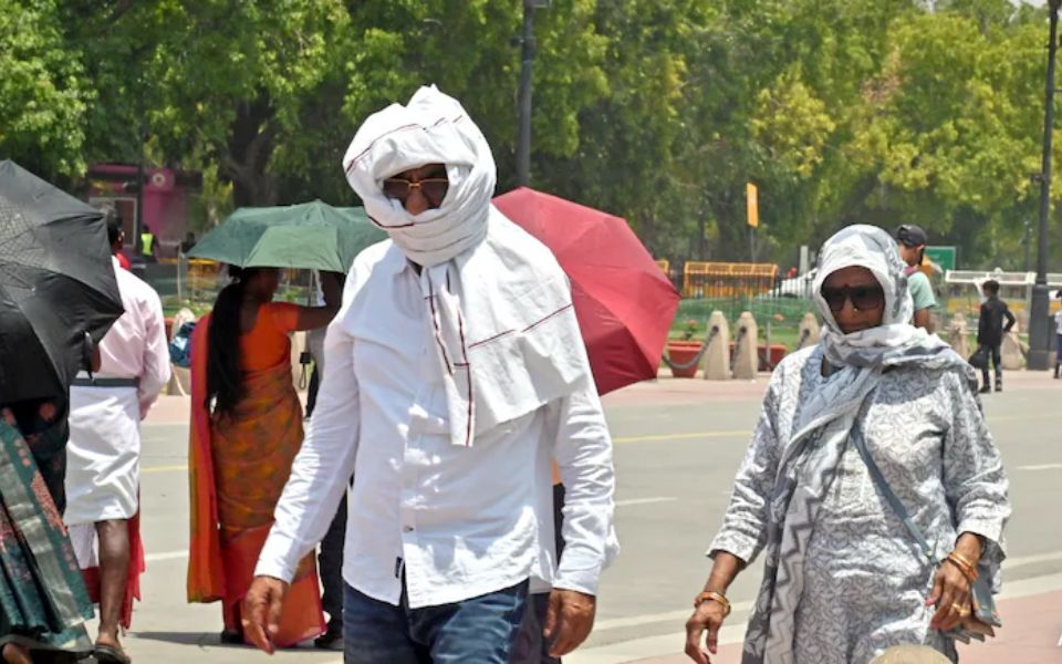 Mercury likely to touch 44 deg C in Delhi; IMD issues alert for heatwave-like conditions